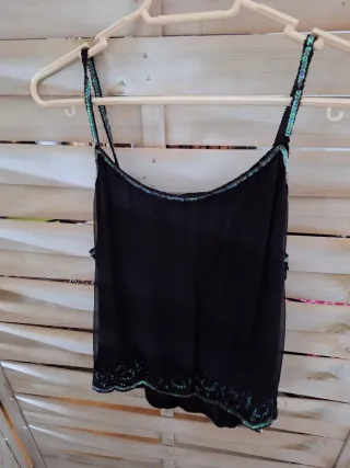 Camiseta tirantes pedrería elegante