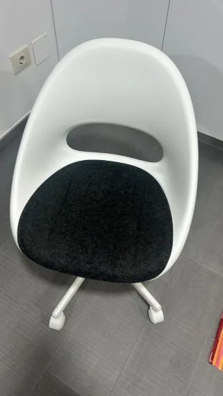 Silla de escritorio giratoria blanca