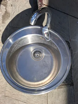 Fregadero de metal plateado