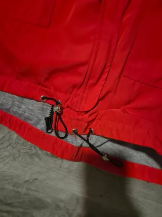 Chaqueta parka roja con capucha