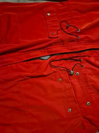 Chaqueta parka roja con capucha