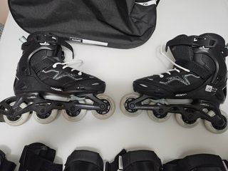 Patines negros con bolsa y protecciones