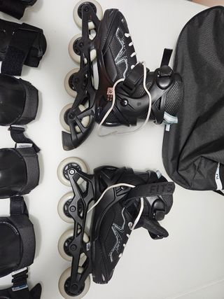 Patines negros con bolsa y protecciones