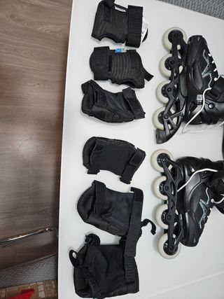 Patines negros con bolsa y protecciones