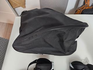 Patines negros con bolsa y protecciones