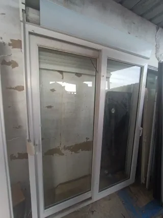 Puerta corredera de cristal y aluminio