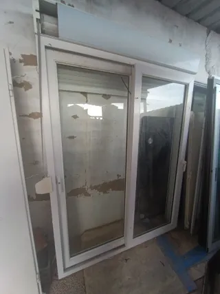 Puerta corredera de cristal y aluminio