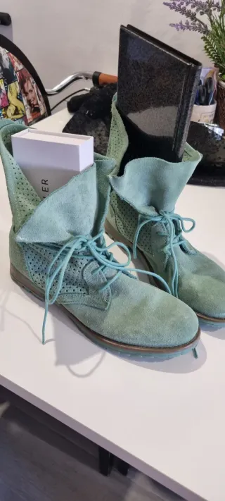 Botines ante verde perforados con cordones