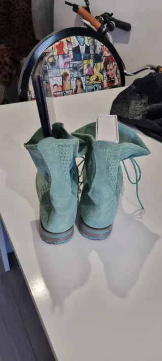 Botines ante verde perforados con cordones