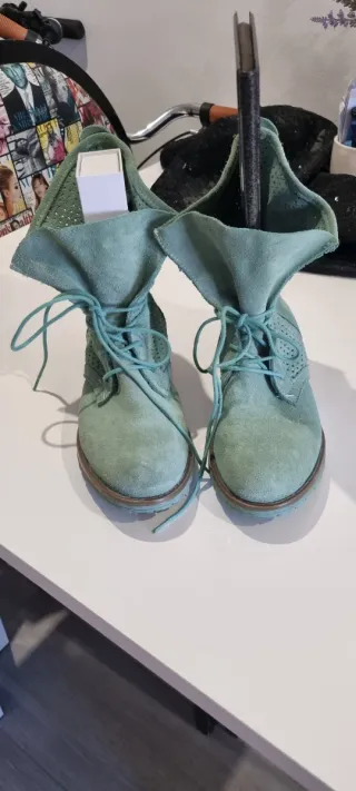 Botines ante verde perforados con cordones