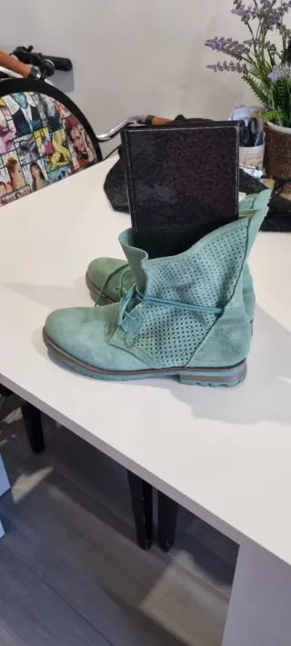Botines ante verde perforados con cordones