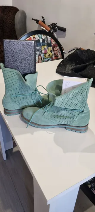 Botines ante verde perforados con cordones