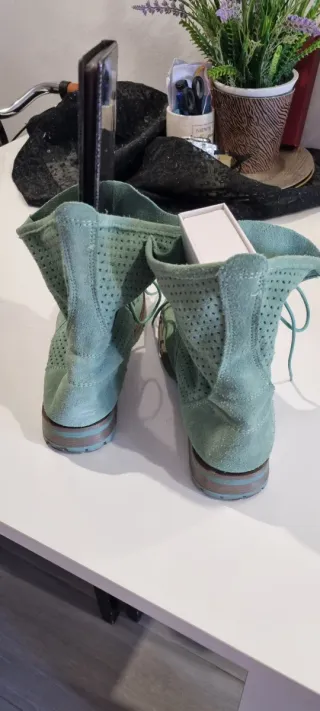 Botines ante verde perforados con cordones