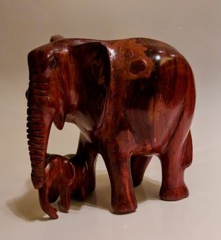 Elefante madre e cucciolo intagliati a mano