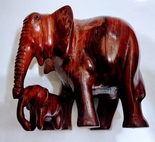 Elefante madre e cucciolo intagliati a mano