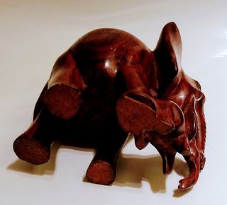 Elefante madre e cucciolo intagliati a mano