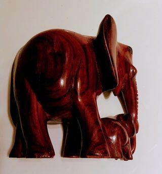 Elefante madre e cucciolo intagliati a mano