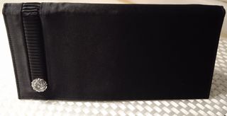 Bolso de mano negro con detalle plateado