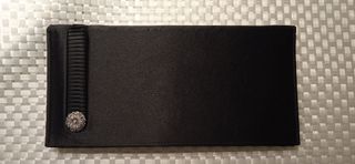 Bolso de mano negro con detalle plateado