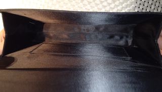 Bolso de mano negro con detalle plateado