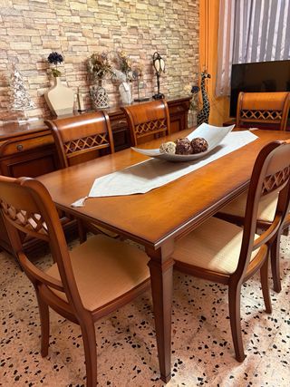 Mesa y aparador de madera maciza