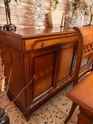 Mesa y aparador de madera maciza