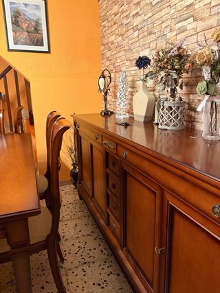 Mesa y aparador de madera maciza