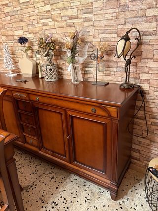 Mesa y aparador de madera maciza