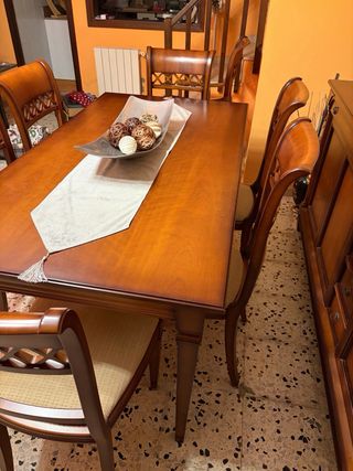 Mesa y aparador de madera maciza