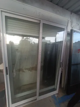 Puerta corredera de aluminio y cristal