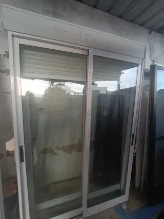 Puerta corredera de aluminio y cristal