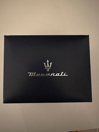 Reloj Maserati, correa plateada y esfera negra
