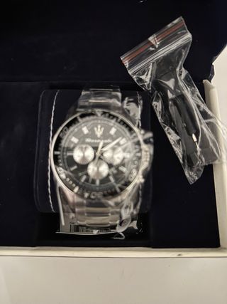 Reloj Maserati, correa plateada y esfera negra