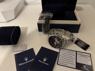 Reloj Maserati, correa plateada y esfera negra