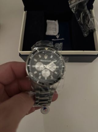 Reloj Maserati, correa plateada y esfera negra