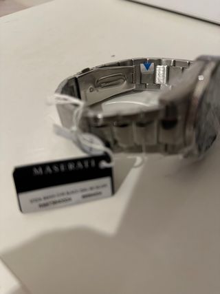 Reloj Maserati, correa plateada y esfera negra