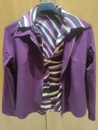 Blusa mujer estampada y chaqueta morada lisa
