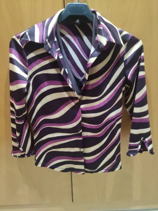 Blusa mujer estampada y chaqueta morada lisa