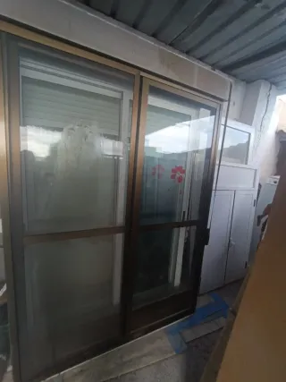 Puerta corredera de aluminio y cristal