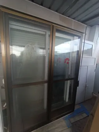 Puerta corredera de aluminio y cristal