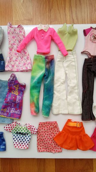 3 lotti di vestiti per Barbie