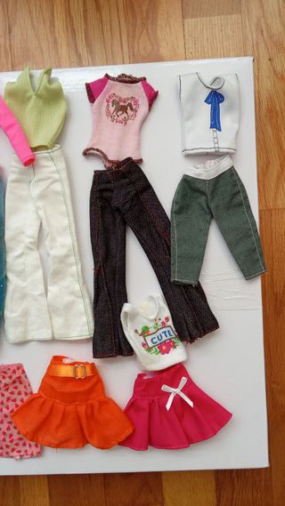 3 lotti di vestiti per Barbie