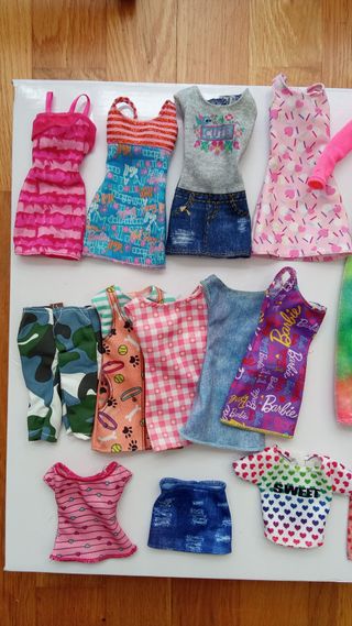 3 lotti di vestiti per Barbie