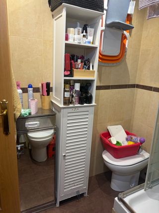 Armario de baño estrecho