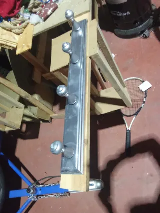 Colgador de pared metálico con 4 ganchos