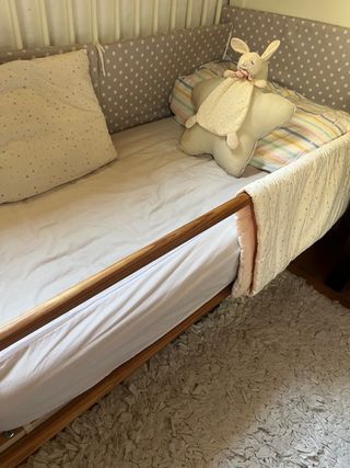 Cuna de madera blanca