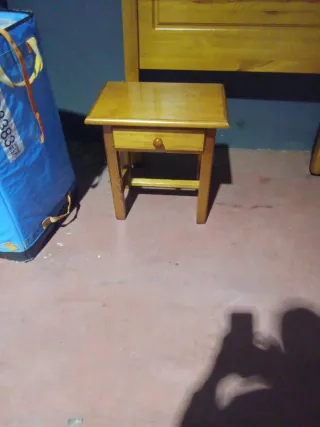 Mesita de noche de madera