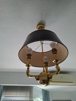 Lámpara de salón dorada y negra