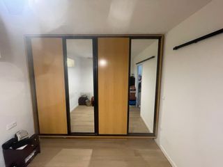 Armario empotrado con espejo y puertas correderas