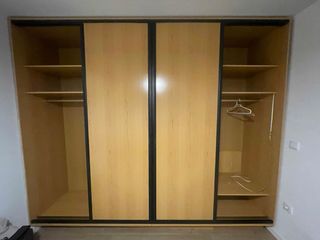 Armario empotrado con espejo y puertas correderas